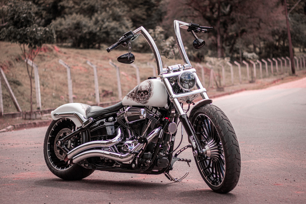 Harley-Davidson Breakout com Guidão Rhino 2 polegadas Wings Custom